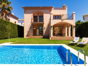 Отель Holiday Home Villa Resina Golf  Эстепона